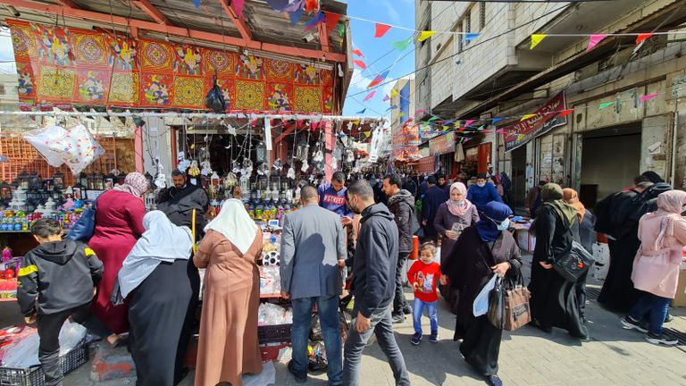 انتشار زينات مضيئة قبيل حلول شهر رمضان بغزة