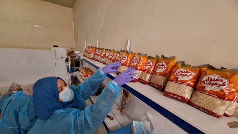 انتشار زينات مضيئة قبيل حلول شهر رمضان بغزة