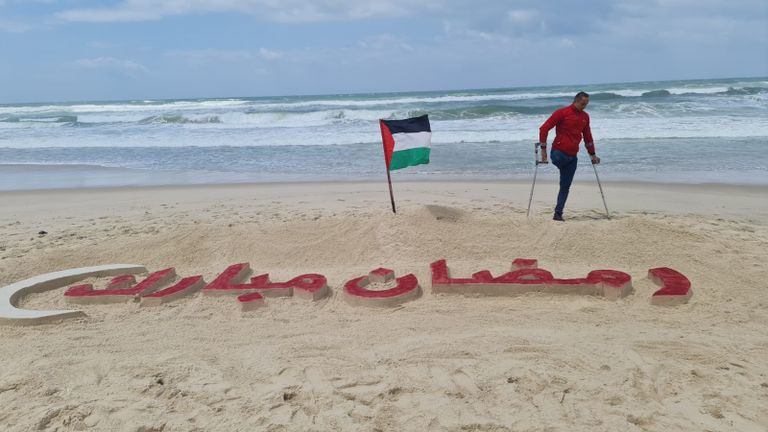 انتشار زينات مضيئة قبيل حلول شهر رمضان بغزة