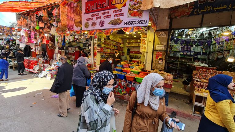 انتشار زينات مضيئة قبيل حلول شهر رمضان بغزة