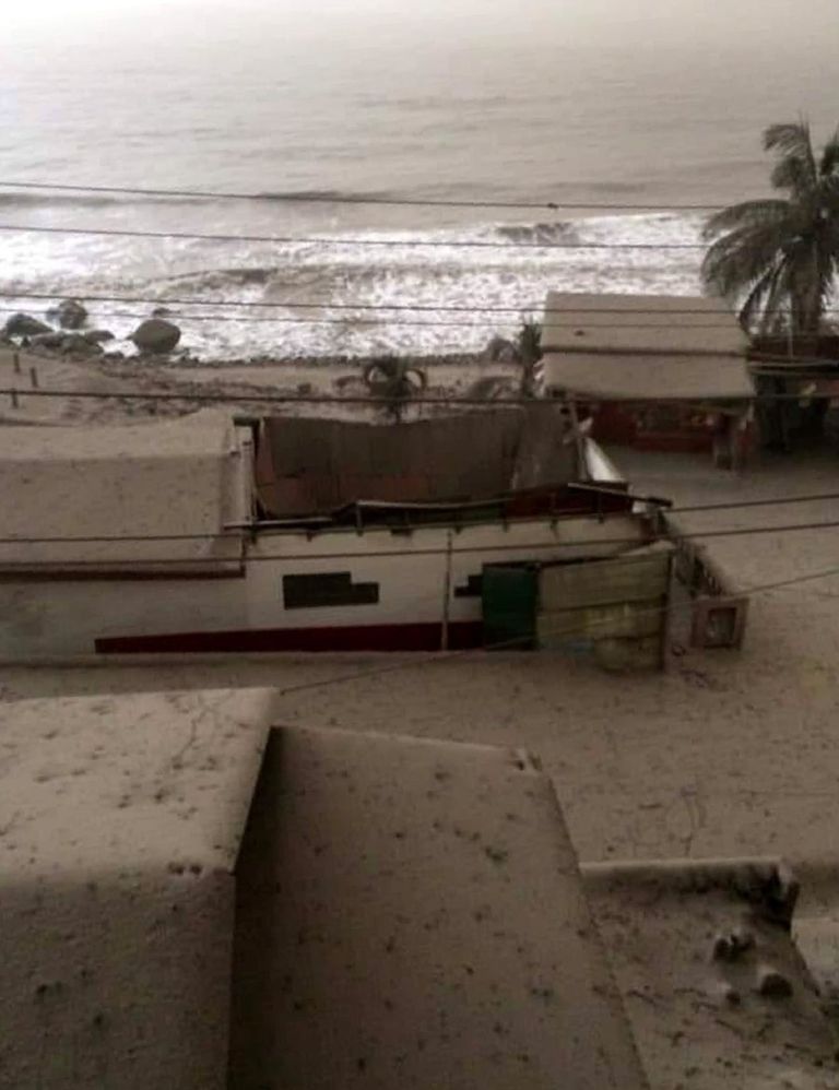 رماد كثيف يغطي جزيرة سانت فنسنت