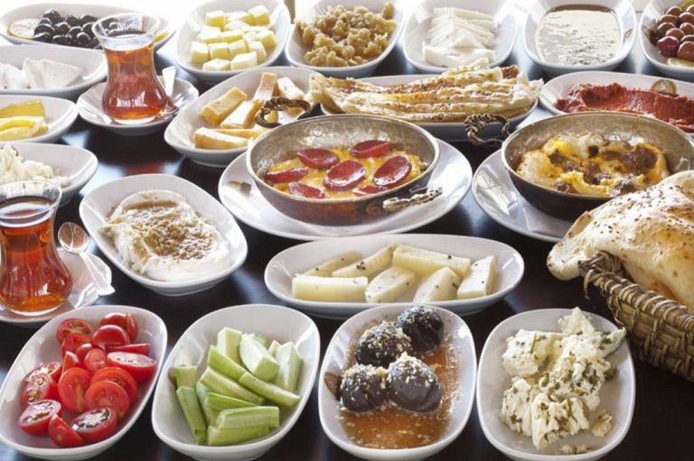 وجبات السحور في شهر رمضان  مائدة سحور غير صحية في رمضان