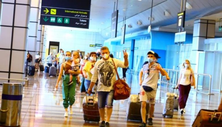 سياح يصلون إلى مطار الغردقة لقضاء عطلاتهم