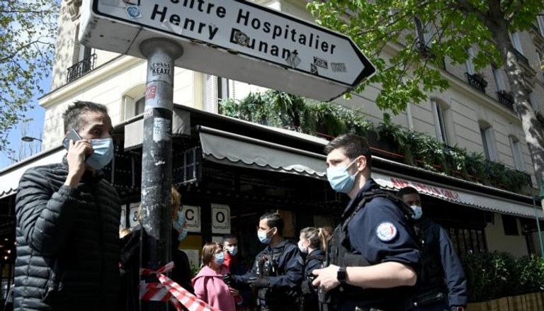 عناصر من الشرطة الفرنسية في الشارع المؤدي للمستشفى