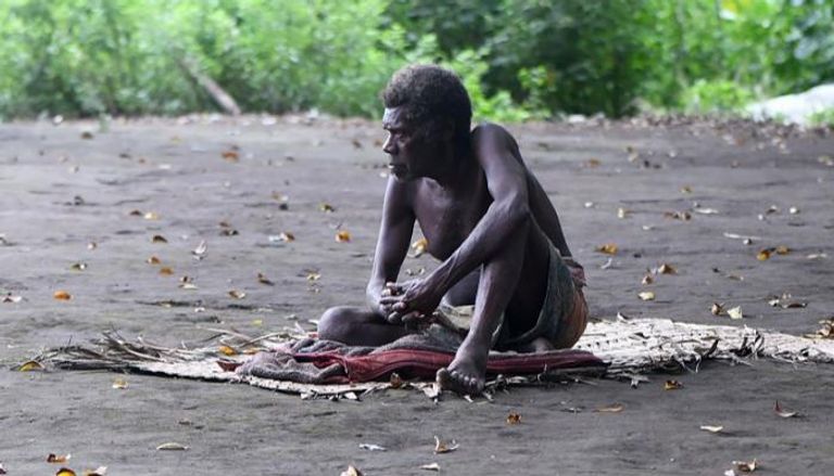 رجل قبلي في قرية ياكيل النائية في باسيفيك فانواتو