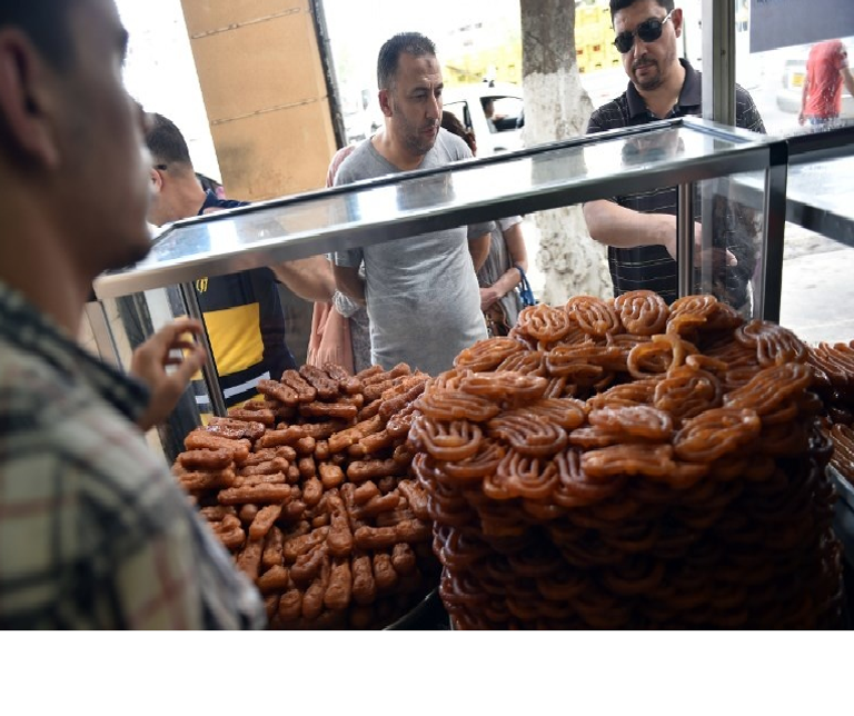 محل بيع حلويات الأسواق في الجزائر تستعد لاستقبال رمضان
