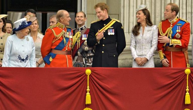 الأمير هاري يتحدث إلى جده الأمير فيليب