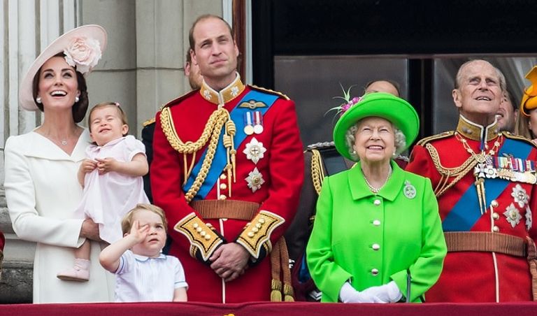 الملكة إليزابيث الثانية والأميرة آن - ديلي ميل