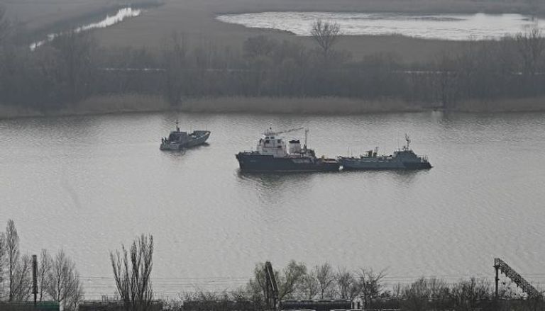 قارب روسي على مقربة من الحدود الأوروبية- رويترز