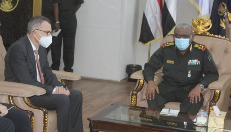 رئيس هيئة الأركان السوداني ورئيس البعثة الأممية