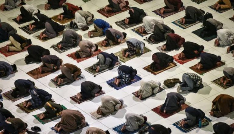 مسلمون يؤدون الصلاة