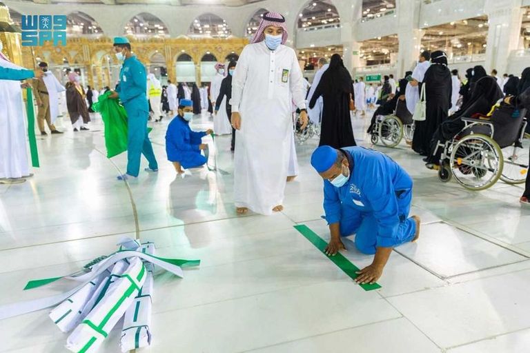 جانب من وضع علامات الطواف بالمسجد الحرام