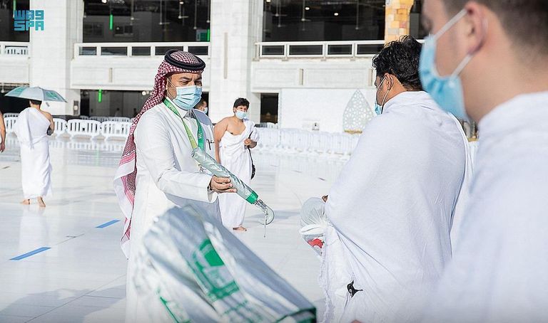 توزيع المظلات على المعتمرين في المسجد الحرام