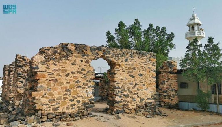 جانب من آثار باقية من مسجد الحديبية الأول