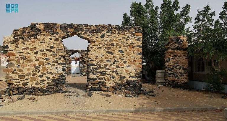 جانب من آثار باقية من مسجد الحديبية الأول