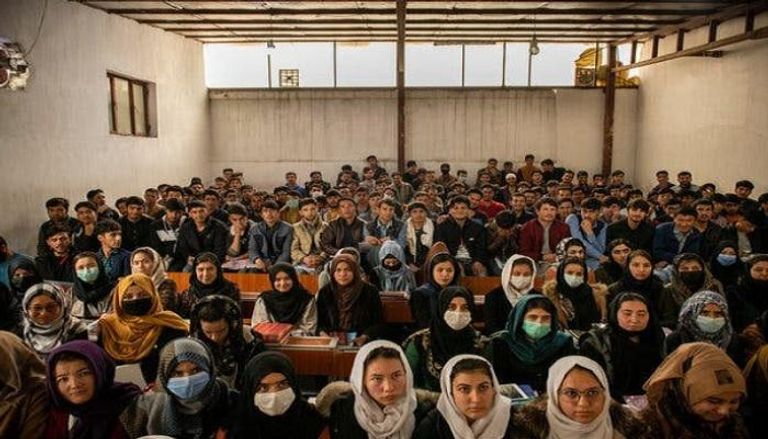 طلاب في جامعة كابول في أفغانستان