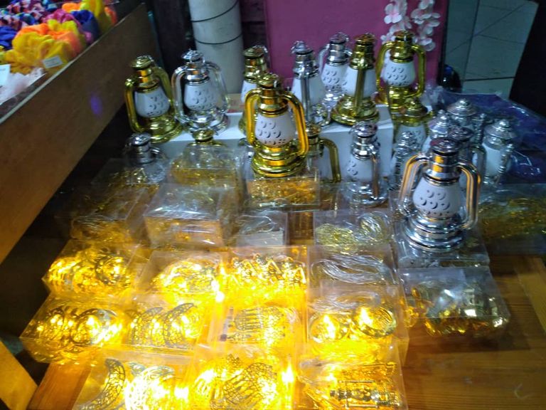 أنوار رمضان تزين شوارع مدينة عدن اليمنية