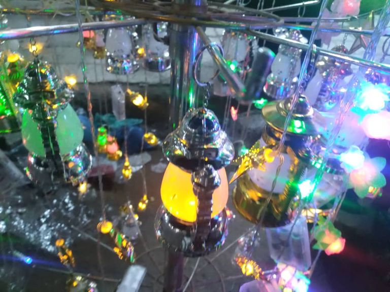 أنوار رمضان تزين شوارع مدينة عدن اليمنية