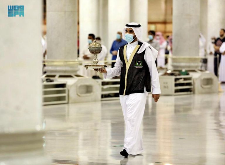 المسجد النبوي يستقبل زواره بـ"العود الفاخر"