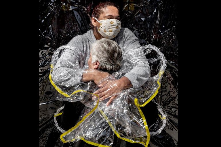 الصورة الفائزة تحمل اسم "العناق الأول" والتقطها نيسن لصالح صحيفة "بوليتيكن" الدنماركية اليومية أبرز الصور المشاركة في المسابقة