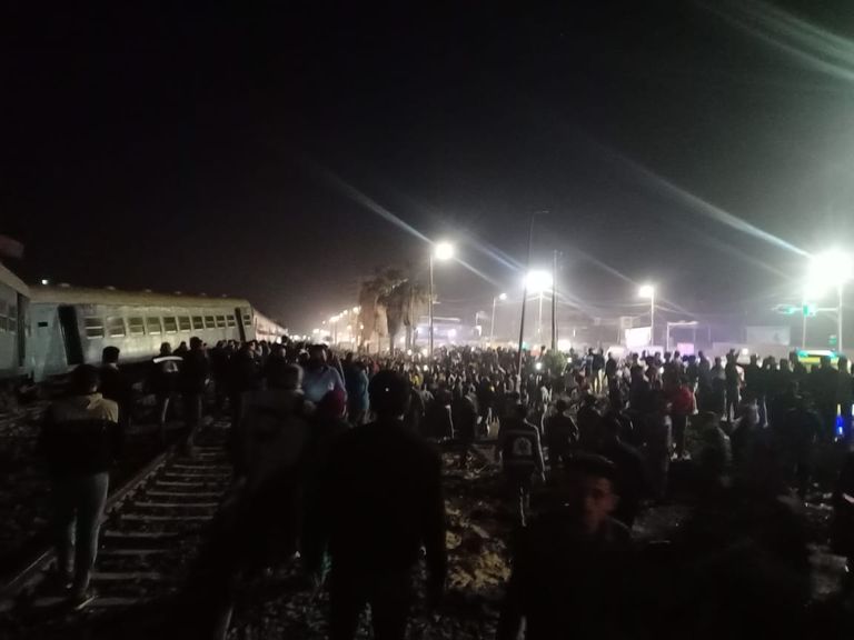 رجال الإنقاذ في موقع الحادث