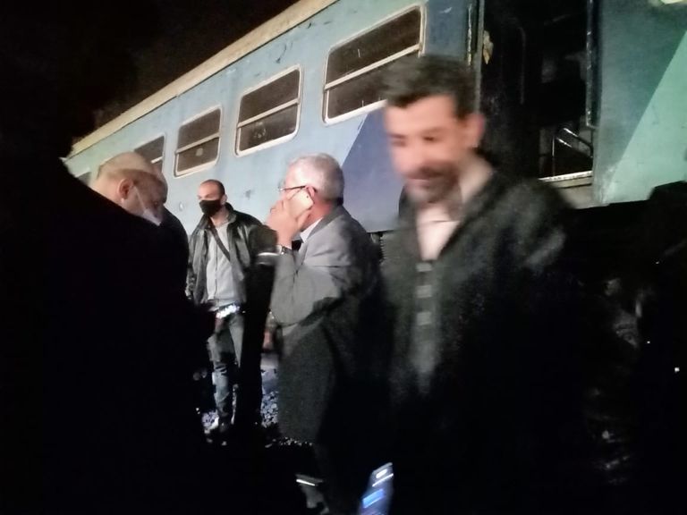 رجال الإنقاذ في موقع الحادث