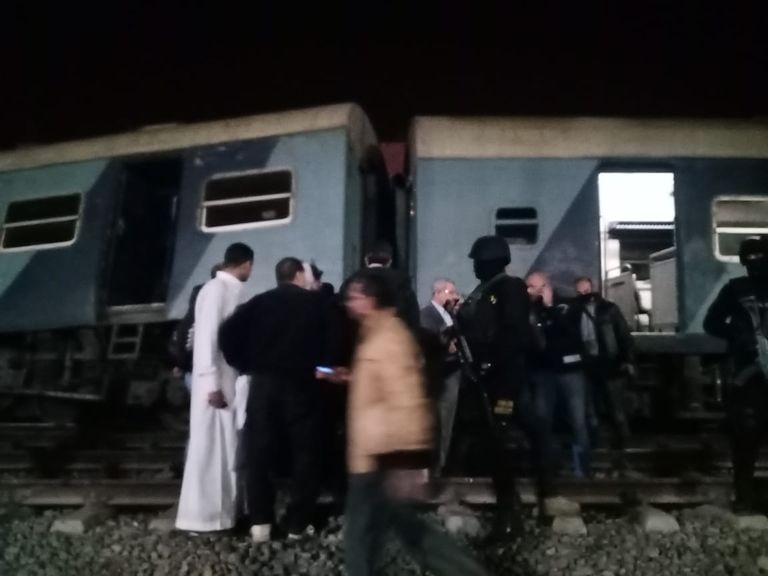 رجال الإنقاذ في موقع الحادث