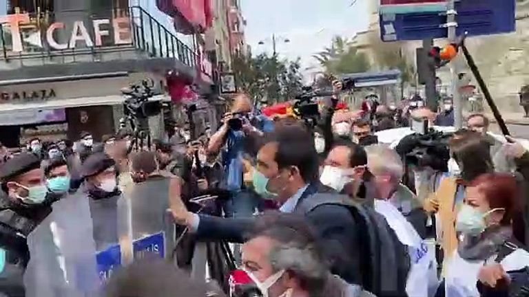 الشرطة تعتدي على المحتجين