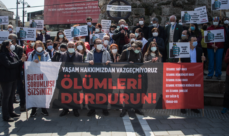 الشرطة تعتدي على المحتجين