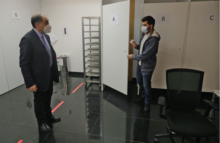 طبيب لبناني يكافح كورونا