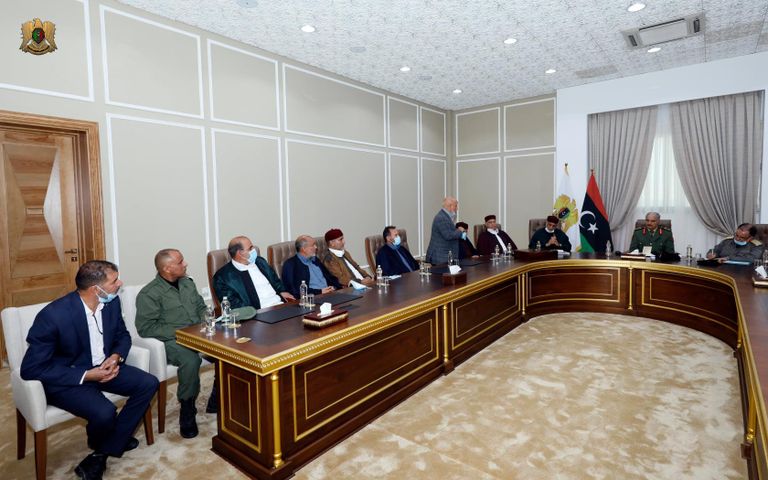 المشير خليفة حفتر خلال لقائه وفدا من قبيلة المنفة - (القيادة العامة)