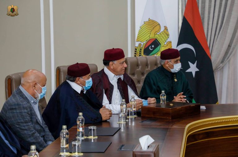 المشير خليفة حفتر خلال لقائه وفدا من قبيلة المنفة - (القيادة العامة)