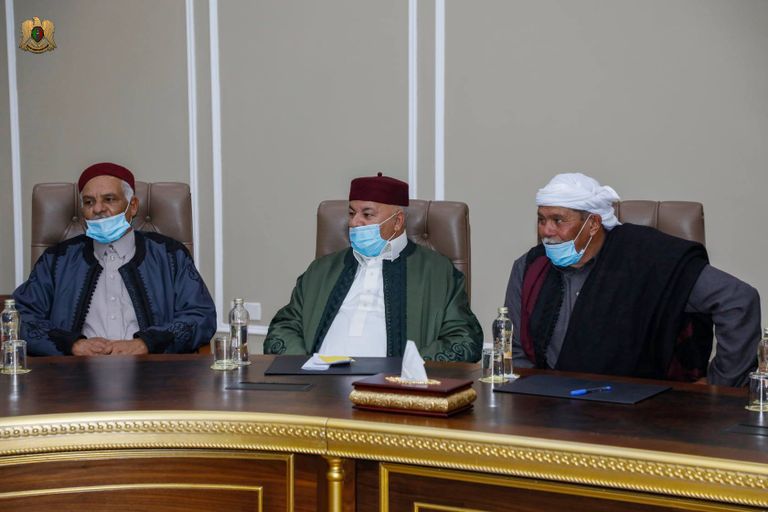 المشير خليفة حفتر خلال لقائه وفدا من قبيلة المنفة - (القيادة العامة)