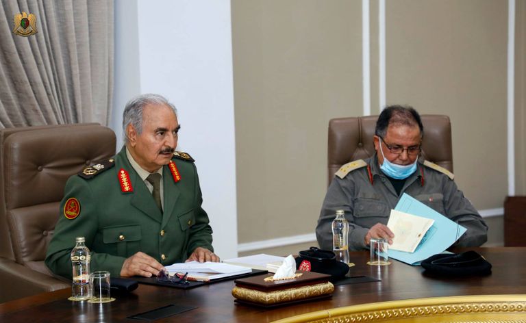 المشير خليفة حفتر خلال لقائه وفدا من قبيلة المنفة - (القيادة العامة)