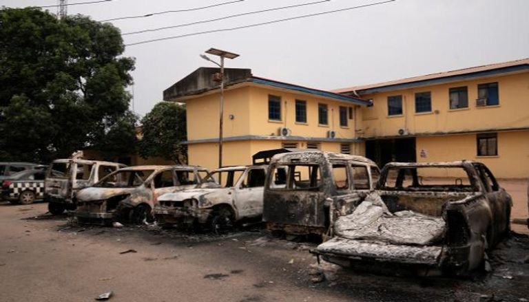سيارات محترقة أمام مركز للشرطة في نيجيريا - رويترز