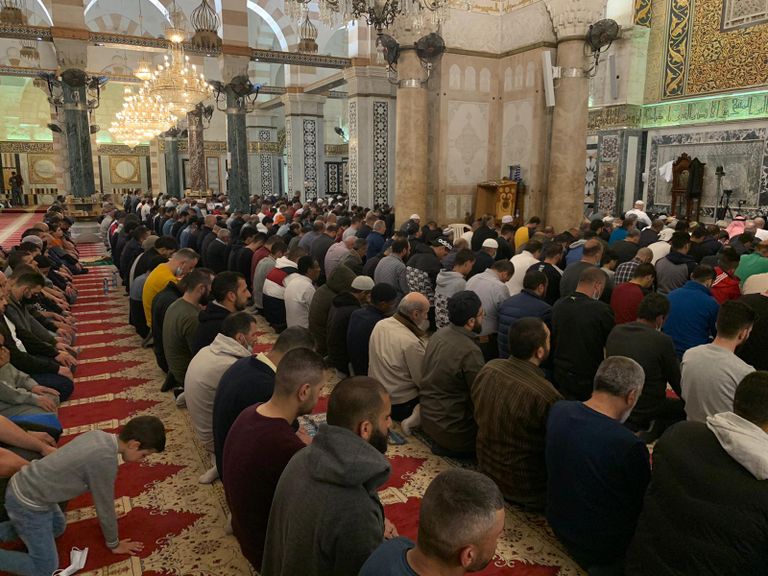 الفلسطينيون يحيون صلاة التراويح في المسجد الأقصى