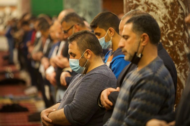 الفلسطينيون يحيون صلاة التراويح في المسجد الأقصى