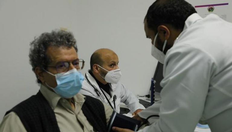 طبيب يفحص أحد المواطنين في مستشفى بليبيا