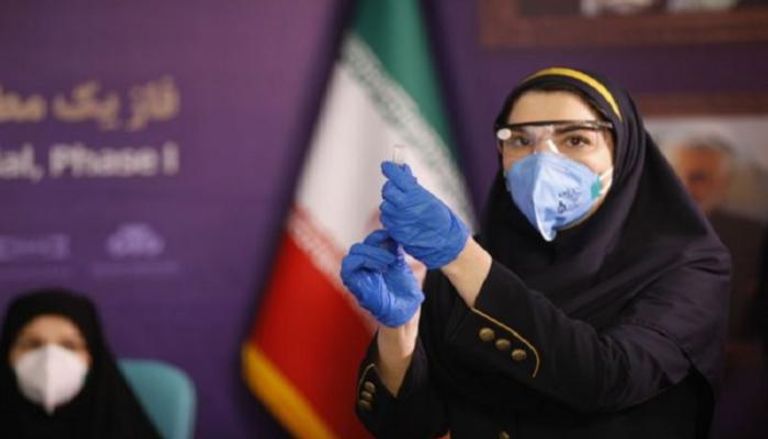 إحدى المسؤولات عن تطعيم لقاح كورونا بإيران - أرشيفية