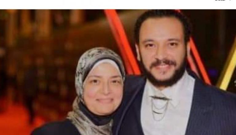 الفنان المصري أحمد خالد صالح مع والدته 