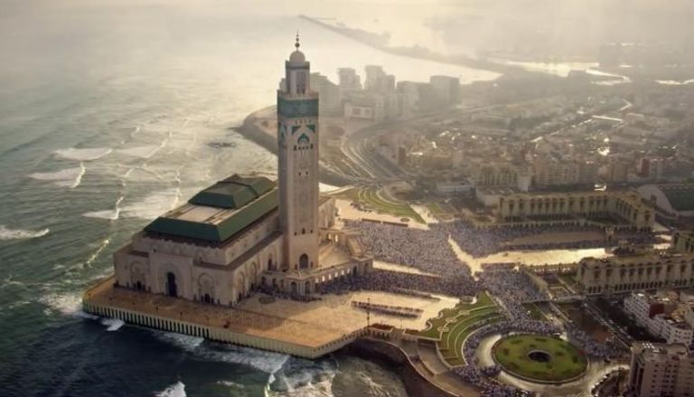 المسجد معلمة معمارية عائمة فوق مياه البحر