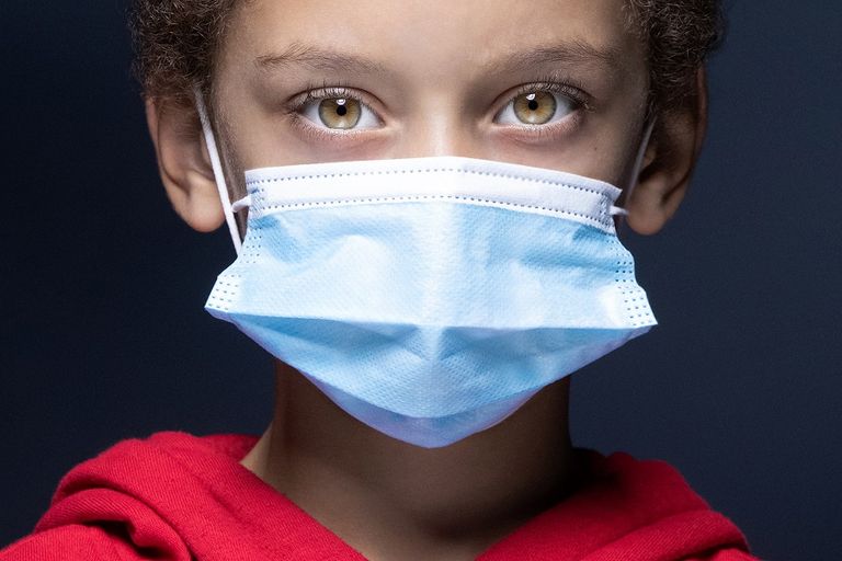 رجل يرتدي كمامتين للوقاية من فيروس كورونا