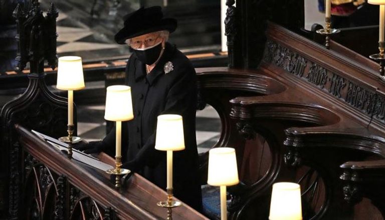 الملكة إليزابيث تقف وحيدة في جنازة الأمير فيليب