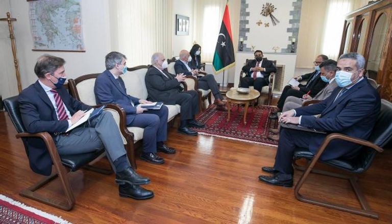 جانب من لقاء المنفي ووزير الخارجية اليوناني بالسفارة الليبية في أثينا