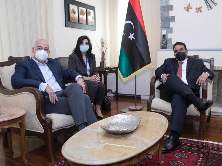 جانب من لقاء المنفي ووزير الخارجية اليوناني بالسفارة الليبية في أثينا