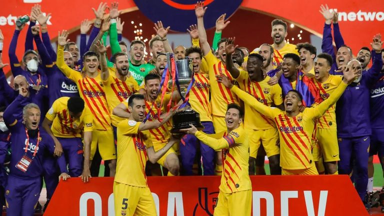ليونيل ميسي قائد برشلونة يرفع كأس ملك إسبانيا
