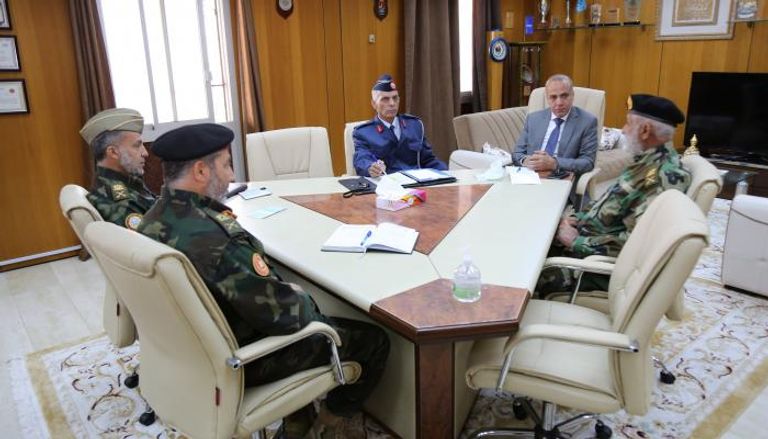 اللافي يجتمع مع عدد من أعضاء اللجنة العسكرية. (الرئاسي)