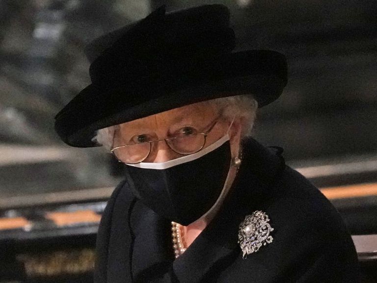 الملكة إليزابيث الثانية أثناء جنازة زوجها الأمير فيليب