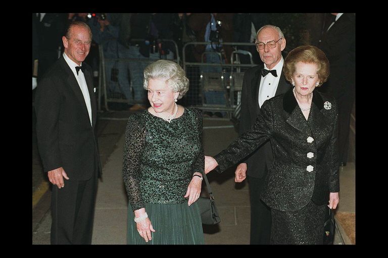 ملكة بريطانيا في حفل عشاء عام 1995 على شرف عيد ميلاد رئيسة الوزراء السابقة، مارجريت تاتشر الـ70 في لندن الملكة إليزابيث الثانية وكيت ميدلتون بعقد اللؤلؤ نفسه في مناسبات مختلفة