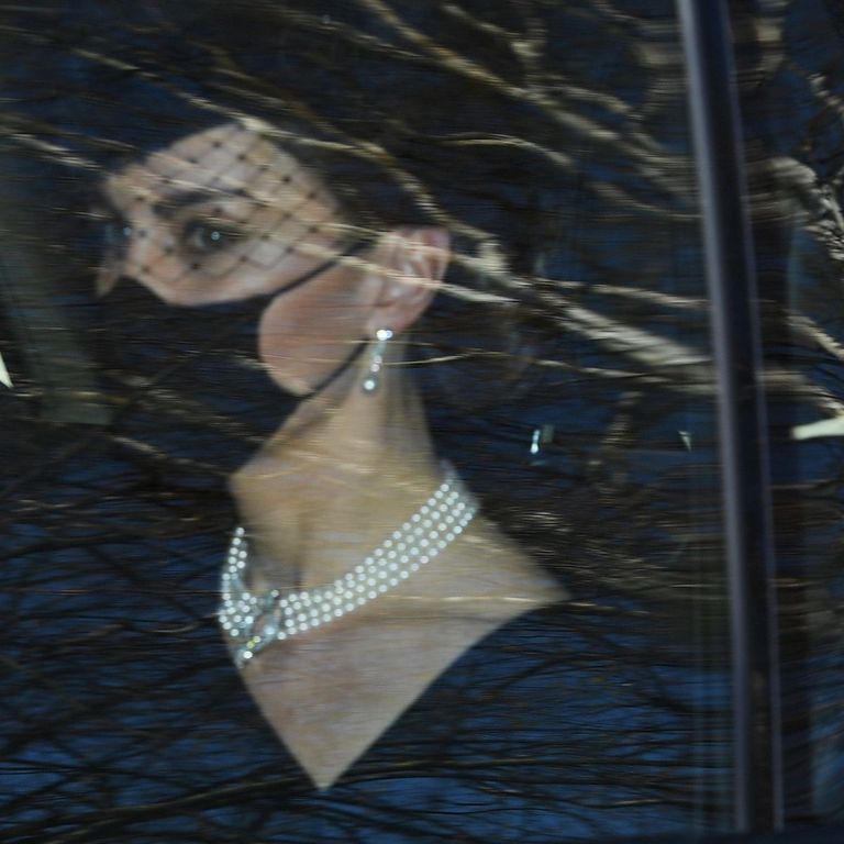 دوقة كمبردج البريطانية كيت ميدلتون خلال مراسم جنازة الأمير فيليب الملكة إليزابيث الثانية وكيت ميدلتون بعقد اللؤلؤ نفسه في مناسبات مختلفة